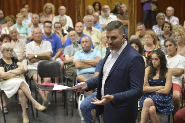 El alcalde de Cullera, Jordi Mayor, interviene en una asamblea. 