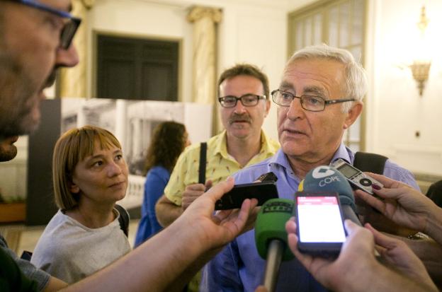 Ribó atiende a los medios tras el pleno municipal celebrado ayer. 