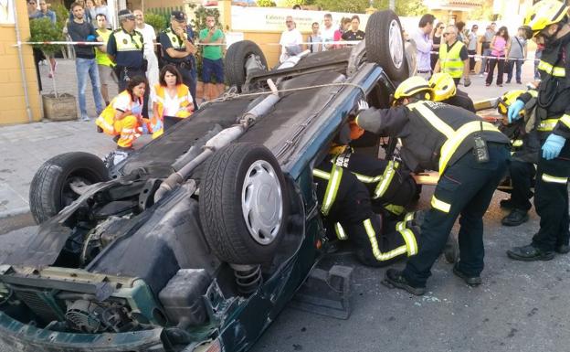 Rescatan a una mujer de 71 años que volcó con su coche en Alicante 