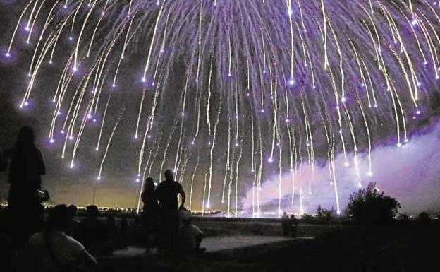 El castillo de fuegos artificiales del 8 de octubre dibujará dos Senyeras en el cielo de Valencia