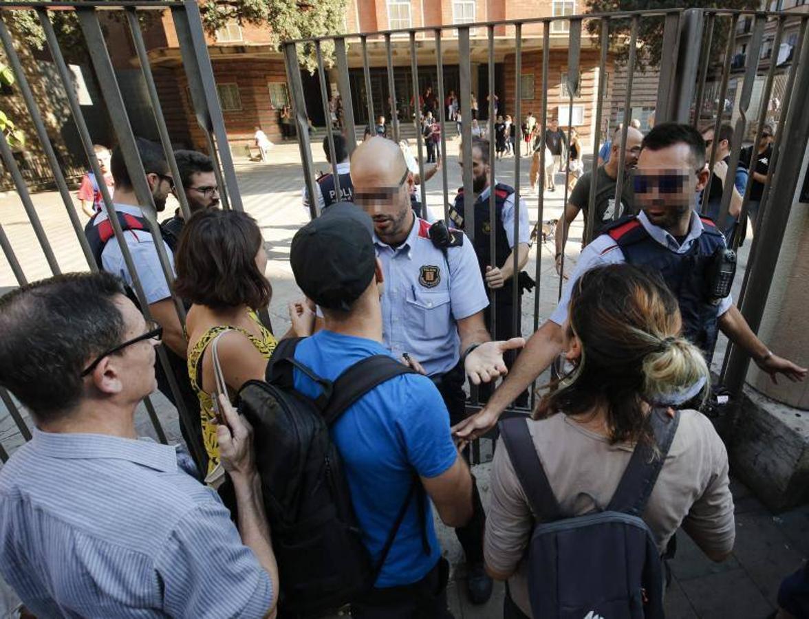 Varias personas han accedido a dos centros educativos del centro de Barcelona