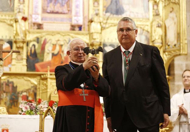 El cardenal Antonio Cañizares, junto al presidente de Lo Rat Penat, Enric Esteve. 