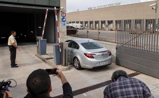 Los agentes entran en el centro de datos.