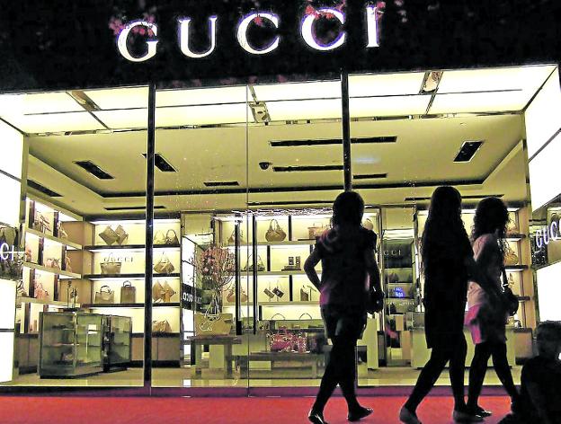 Cambio de rumbo. Gucci ha seguido el camino de Louis Vuitton y decidido suspender los descuentos en sus productos.