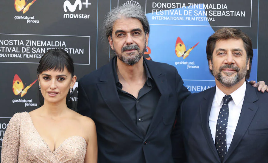 Los actores Penélope Cruz y Javier Bardem presentan en el Festival de cine de San Sebastían Loving Pablo, junto al director Fernando León de Aranoa.