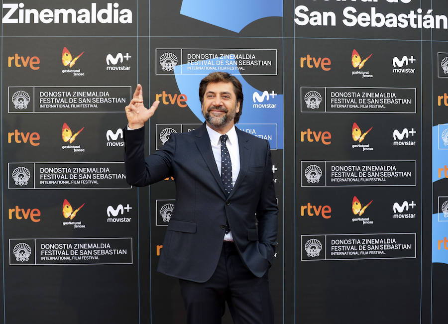 Los actores Penélope Cruz y Javier Bardem presentan en el Festival de cine de San Sebastían Loving Pablo, junto al director Fernando León de Aranoa.