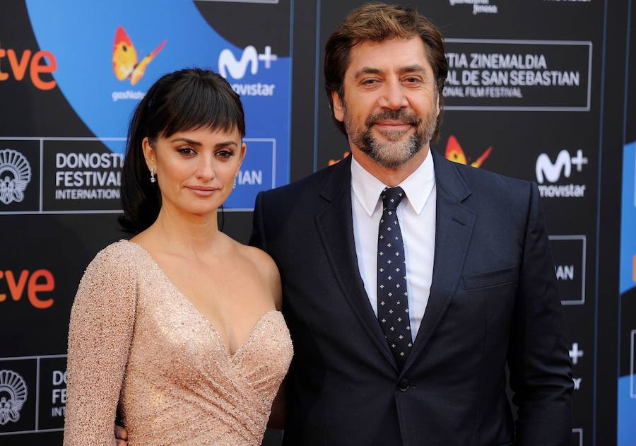 Los actores Penélope Cruz y Javier Bardem presentan en el Festival de cine de San Sebastían Loving Pablo, junto al director Fernando León de Aranoa.