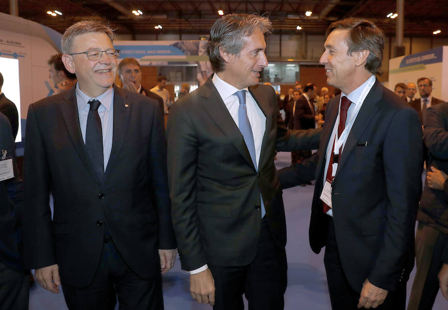 El ministro de Fomento, Íñigo de la Serna, junto al presidente de la Generalitat, Ximo Puig (i), y el portavoz del PP, Rafael Hernando.
