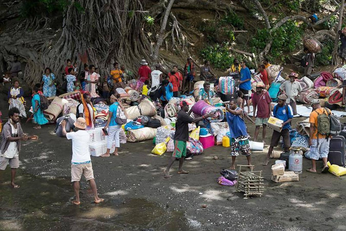 Fotos de la evacuación en Vanuatu por la erupción del volcán Manaro Voui