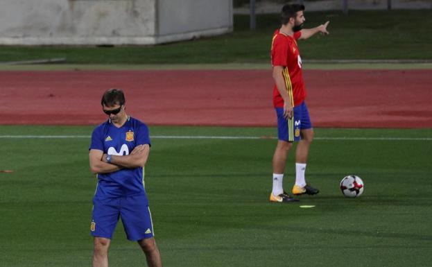 Julen Lopetegui y Gerard Piqué, durante el entrenamiento de la selección española de este lunes.