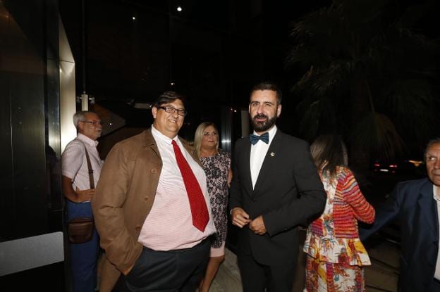 El concejal de Cultura Festiva, Pere Fuset (d) y el presidente de la Interagrupación, Jesús Hernández.  