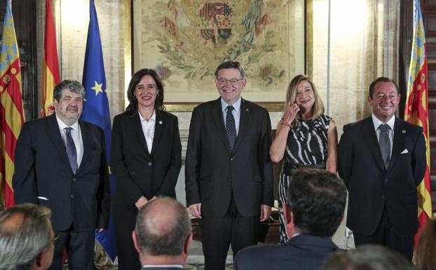 l president de la Generalitat, Ximo Puig (c), posa junto a la presidenta del Consell Jurídic Consultiu, Margarita Soler (izqda), en el acto de su toma de posesión y de los consejeros de esta institución Joan Carles Carbonell, María del Carmen Pérez y Enrique Fliquete. 