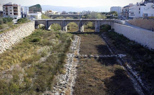 El río Serpis, completamente seco, a su paso por el centro histórico de Gandia. 