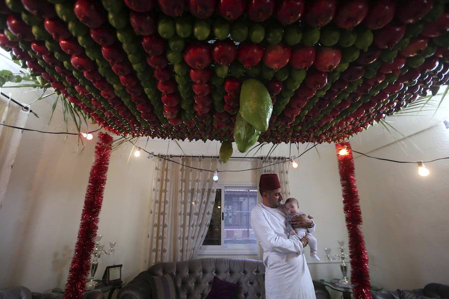 En la fiesta del Sucot, cada familia constuye una especie de techo interior con frutas que recogen ellos mismos.