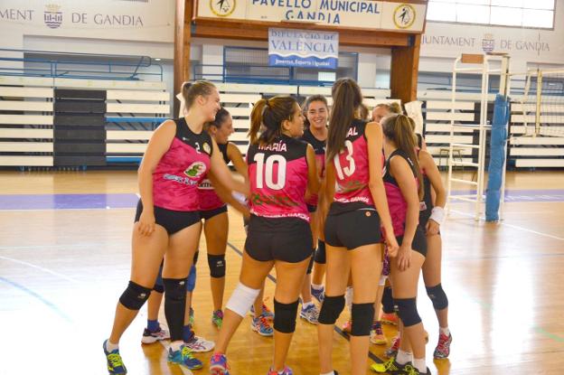 Las jugadoras del CV Gandia antes del inicio de uno de los partidos. 