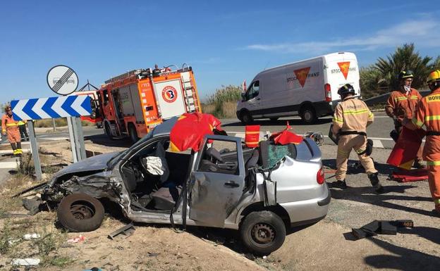 Uno de los vehículos implicados en un accidente en Tavernes de la Valldigna.