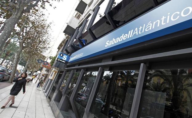 Un colectivo de pequeños accionistas anima al Sabadell a trasladarse a Alicante