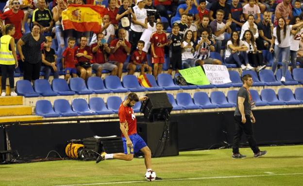 Piqué, durante el entrenamiento en el Rico Pérez. 