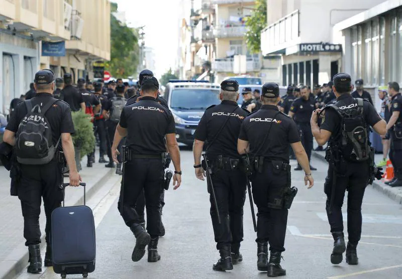 Alrededor de 400 policías nacionales alojados en dos hoteles de Pineda de Mar se despiden de la población entre los aplausos de los vecinos y abrazos con los Mossos