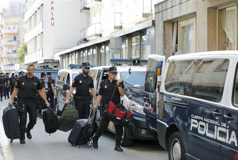 Alrededor de 400 policías nacionales alojados en dos hoteles de Pineda de Mar se despiden de la población entre los aplausos de los vecinos y abrazos con los Mossos