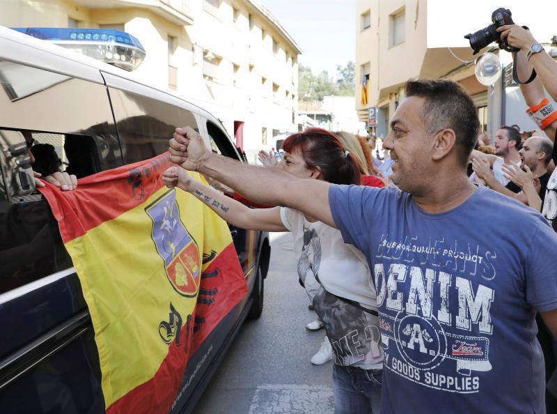 Alrededor de 400 policías nacionales alojados en dos hoteles de Pineda de Mar se despiden de la población entre los aplausos de los vecinos y abrazos con los Mossos