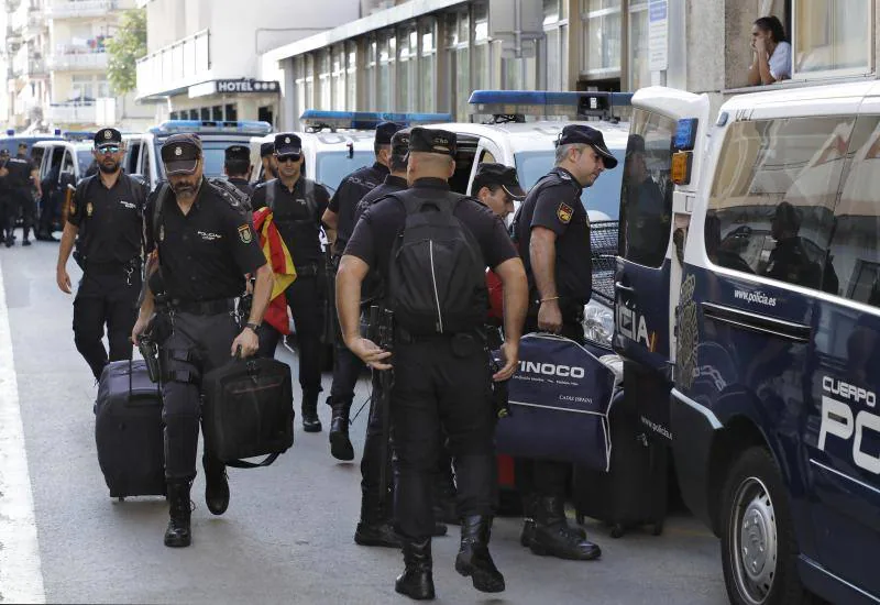 Alrededor de 400 policías nacionales alojados en dos hoteles de Pineda de Mar se despiden de la población entre los aplausos de los vecinos y abrazos con los Mossos