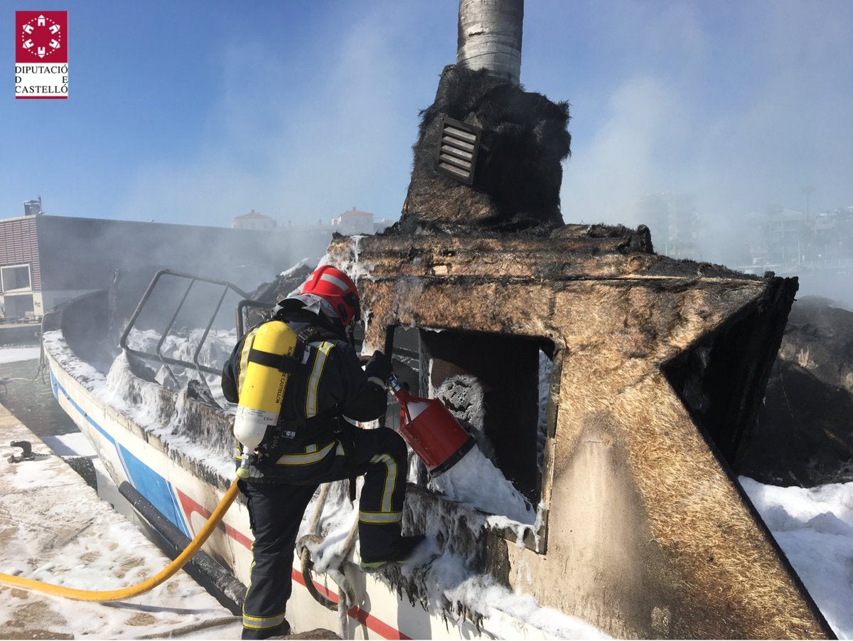 Fotos del incendio de una embarcación de pesca en Benicarló