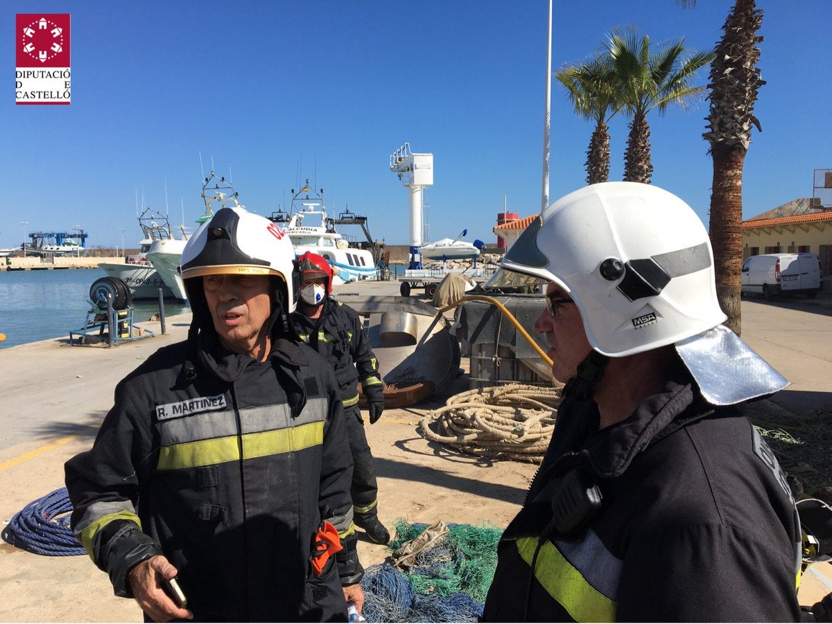 Fotos del incendio de una embarcación de pesca en Benicarló