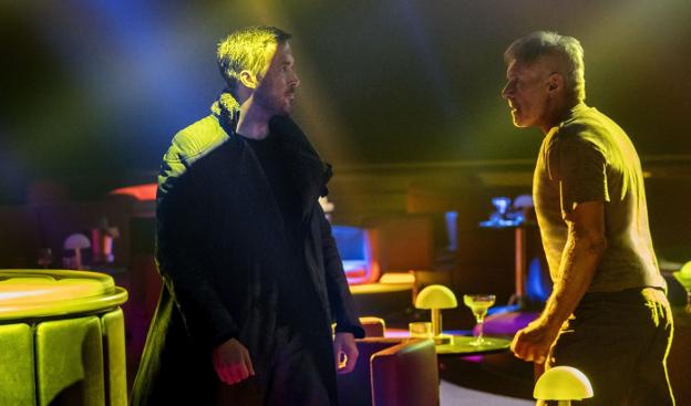 Ryan Gosling y Harrison Ford en una escena de la película 'Blade Runner 2049'. 