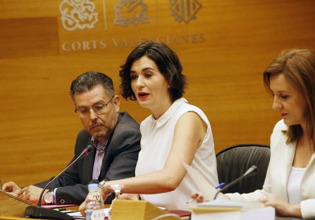 La consellera de Sanidad, Carmen Montón, durante una comisión en Les Corts. 