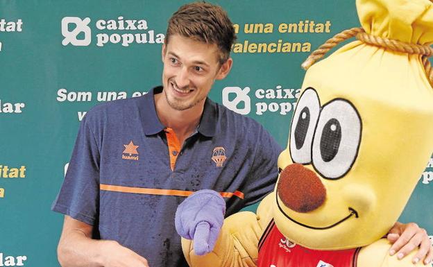 Tibor Pleiss en su presentación junto a PAM, mascota del Valencia Basket.