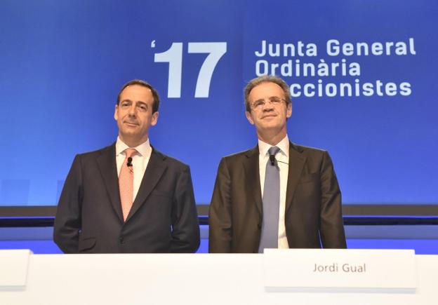 Jordi Gual (derecha) y Gonzalo Gortázar, presidente y consejero delegado de Caixabank. 