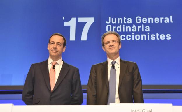 Jordi Gual (derecha) y Gonzalo Gortázar, presidente y consejero delegado de Caixabank.