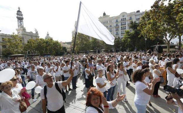 La concentración de 'Parlem/Hablemos' en la plaza del Ayuntamiento de Valencia. 