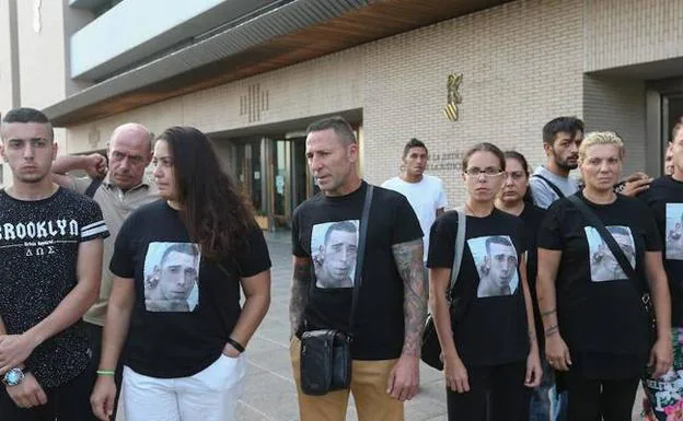 Familiares de Maikel en la Ciudad de la Justicia de Castellón durante la celebración del juicio y vistiendo camisetas con la cara de la víctima. 