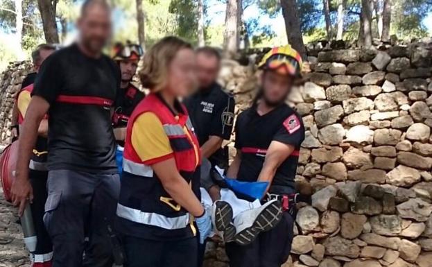 Los sanitarios y los bomberos, trasladando al hombre.