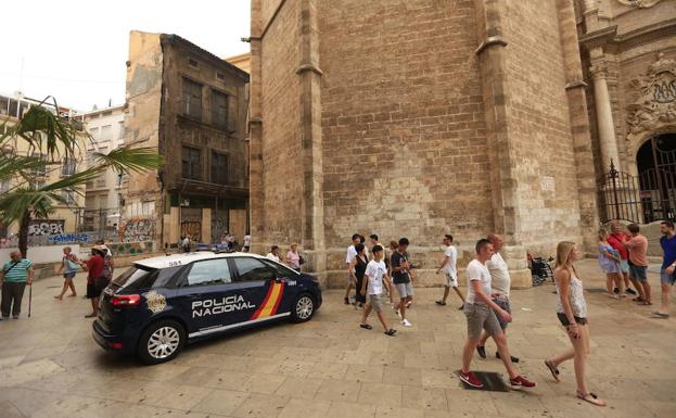 Un coche de la Policía Nacional junto al Micalet, en labores de vigilancia.