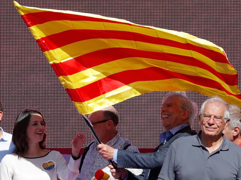 Mario Vargas Llosa ondea la bandera catalana.