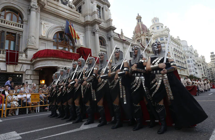 Como cada año, el 9 d'Octubre se realiza el desfile de Moros y Cristianos por el centro de la ciudad.