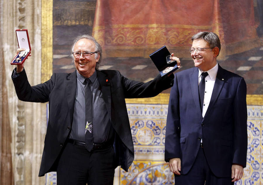 El cantautor Joan Manuel Serrat ha recibido de manos del president de la Generalitat, Ximo Puig, la alta distinción de la Generalitat con motivo del 9 d'Octubre, Día de la Comunitat Valenciana.