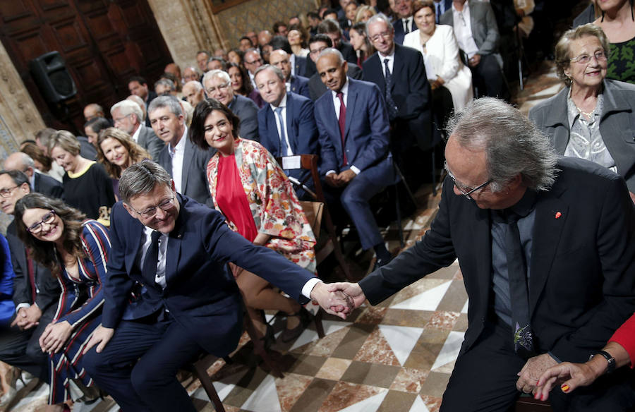 El president de la Generalitat Ximo Puig saluda al cantautor Joan Manuel Serrat al cominezo del acto.