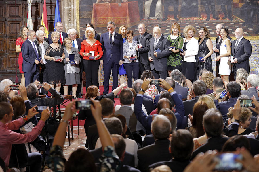 El president de la Generalitat, Ximo Puig, posa con los galardonados.