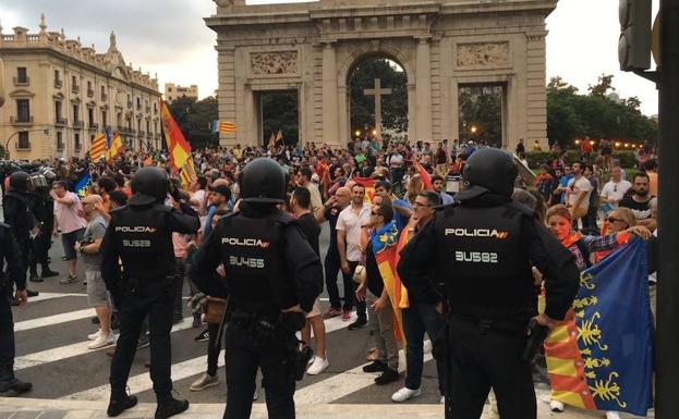 Crispación e incidentes durante el 9 d'Octubre en Valencia