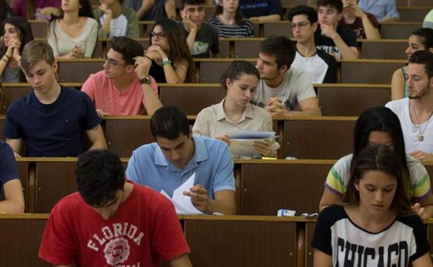 70.000 universitarios se quedan sin beca o la ven reducida por la exigencia de notas más altas