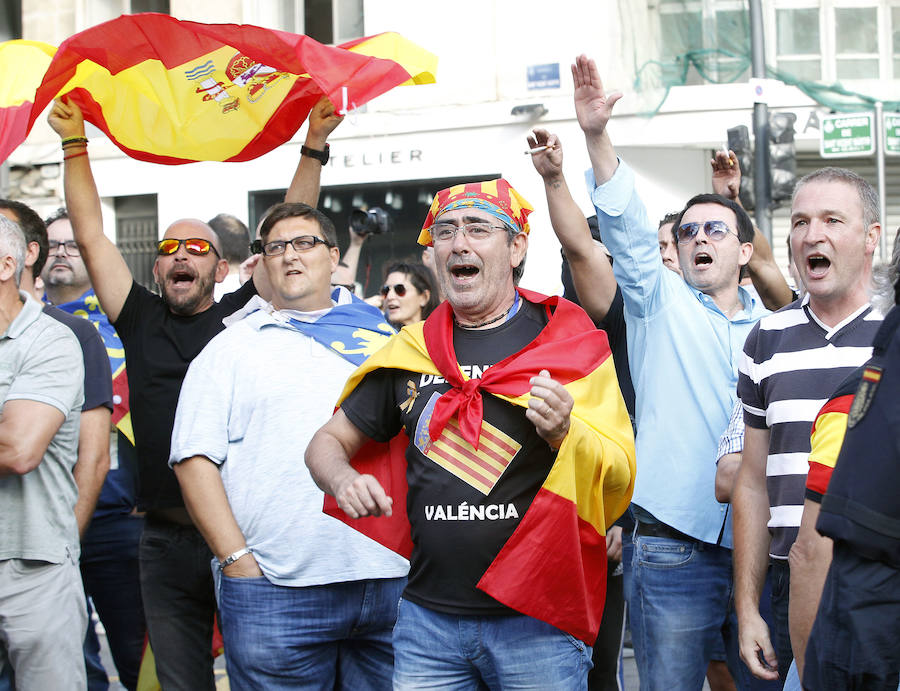 La manifestacion a favor de la lengua valenciana ha tenido que ser protegida por los antidisturbios debido a las agresiones de fascistas a integrantes de la Cup y Arran.