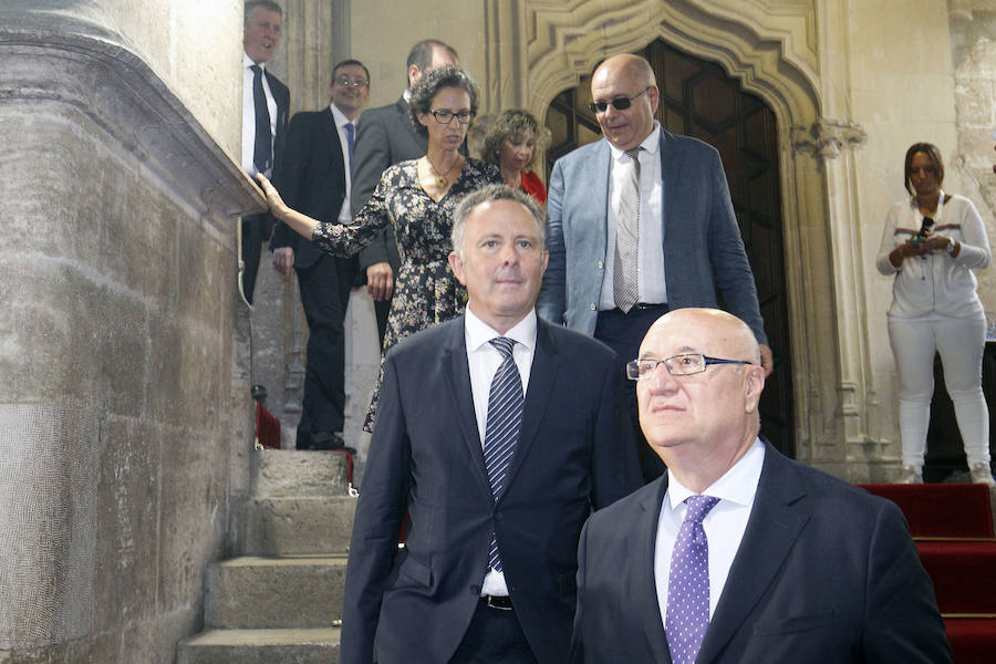 Fotos de autoridades y empresarios en el Palau de la Generalitat tras el acto institucional del 9 d&#039;Octubre