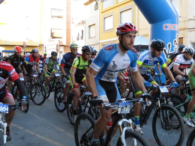Ciclistas todoterreno, en la BTT de la Falla Cambro, en la prueba de 2016. 