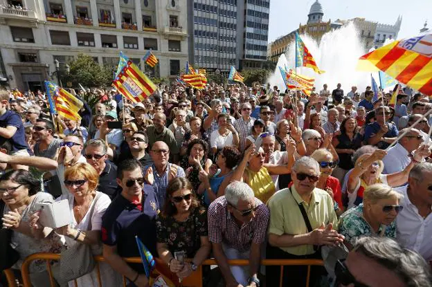 Cientos de asistentes, ayer, presenciando la procesión cívica del 9 d'Octubre en Valencia. 