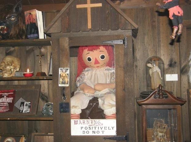 La muñeca Annabelle, en el museo de los Warren.
