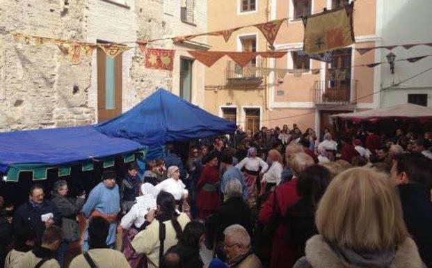 Los hosteleros cuestionan las condiciones sanitarias de los puestos de alimentos del mercado medieval de Torres de Serranos